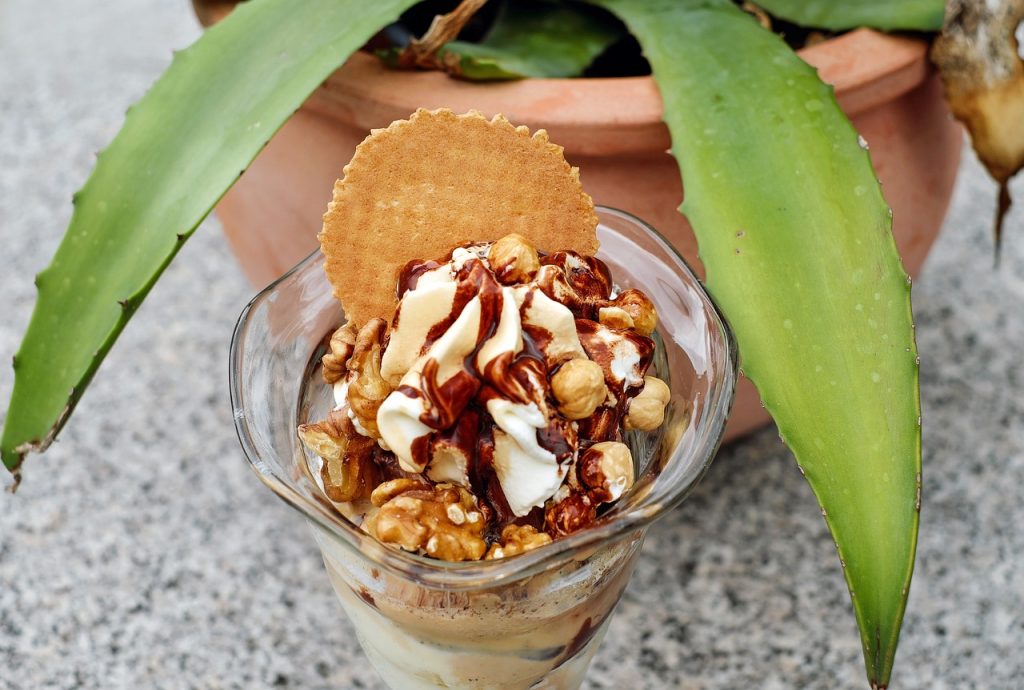 sundae, nut cup, ice cream-1543632.jpg